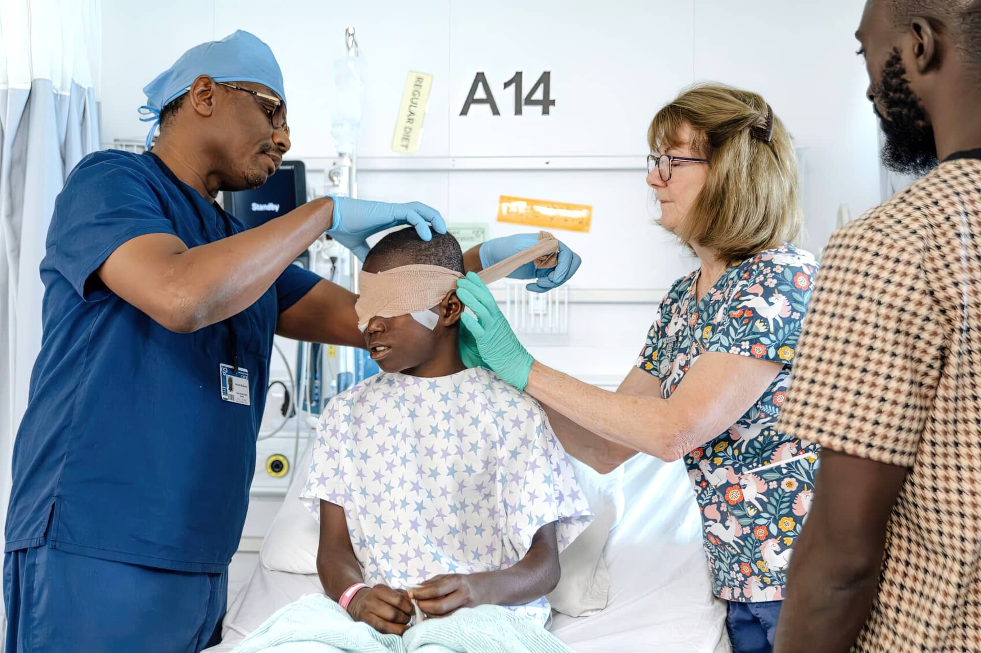 Morgonen efter operationen togs Abduls bandage bort. När kirurgen höll upp fingrarna kunde Abdul se dem.