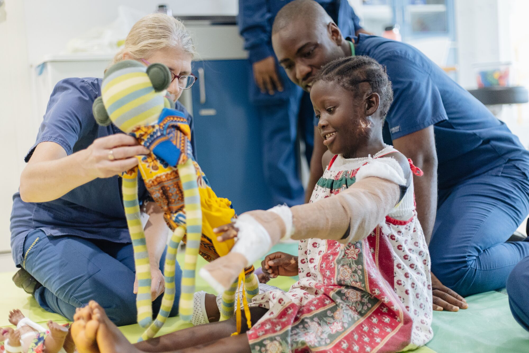 När hon var åtta år genomgick Musu en rekonstruktiv operation ombord på Global Mercy™, följt av flera veckors rehabilitering för att återfå rörligheten i handen.