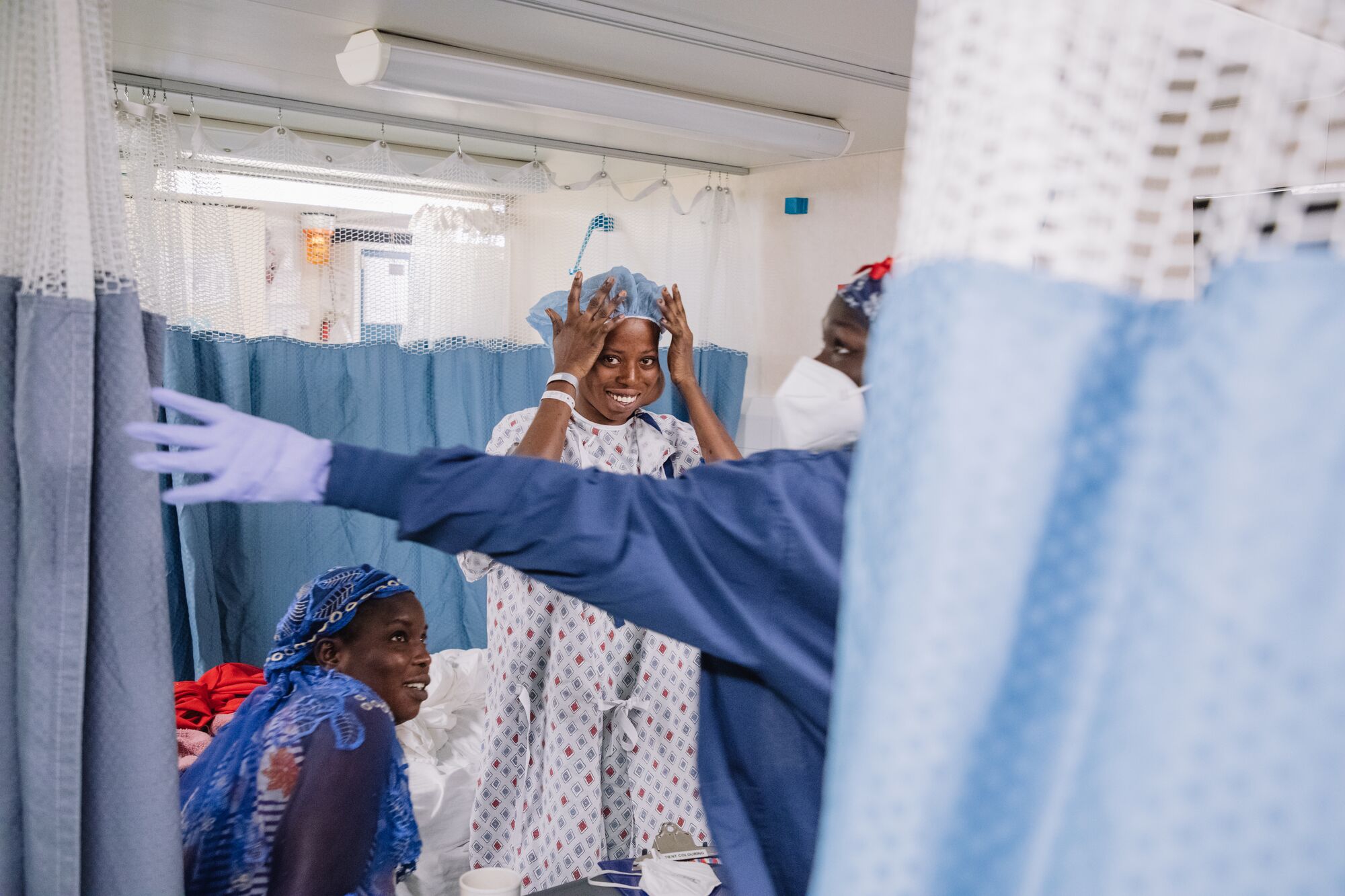 Atta slutade aldrig att söka efter ett svar åt sin dotter. Tillsammans reste de till sjukhus i Senegal och Gambia i hopp om att hitta någon som kunde hjälpa dem.