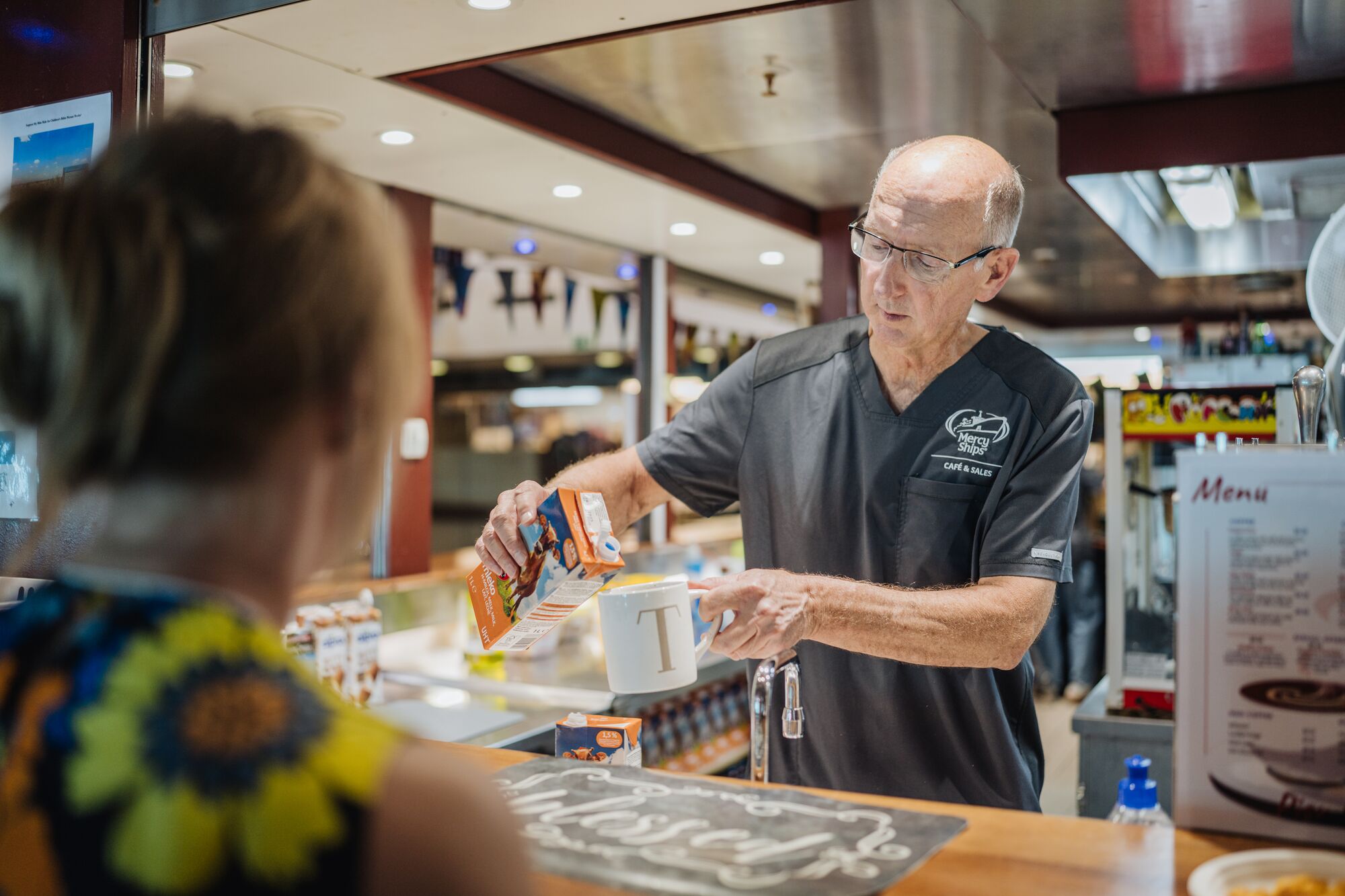 Kaffe eller te – vi dömer inte. Våra baristor ombord ser till att besättningen har det bra, en kopp i taget.