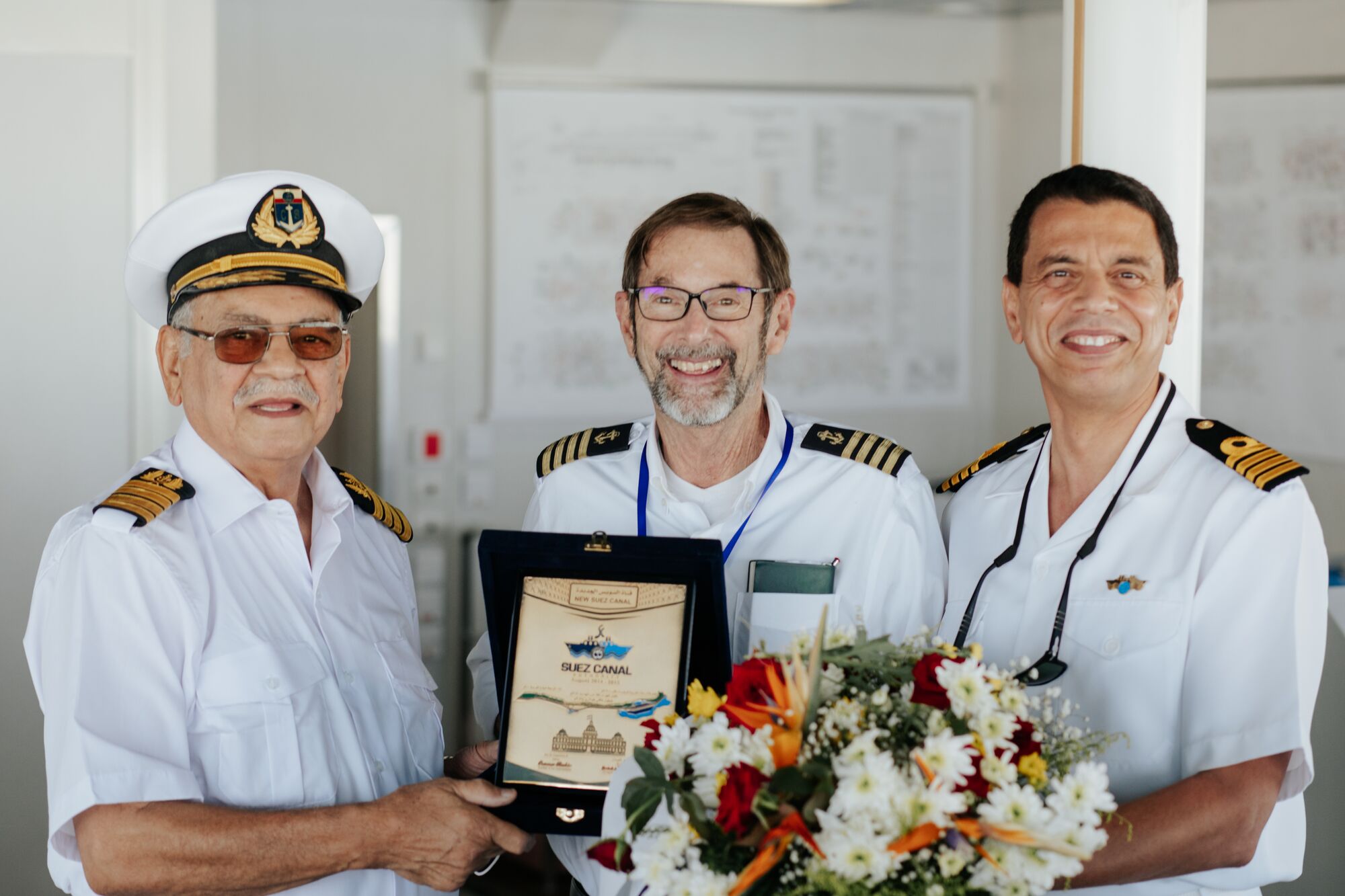 Sjöfart handlar också om att växa tillsammans. Här gratulerar Taylor Richard Awagah till hans befordran till biträdande båtsman ombord på Global Mercy™, vilket markerar ytterligare ett steg framåt i hans sjöfartskarriär.