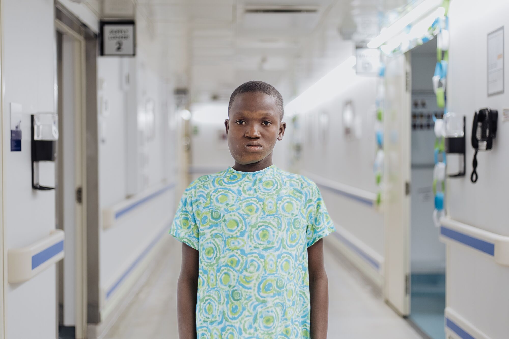 När familjen fick höra talas om Global Mercy™ begav sig far och son på den fem timmar långa resan till Freetown i hopp om att de äntligen hade hittat hjälp.