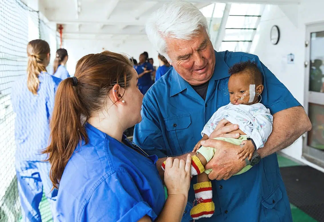 Idag
Global Mercy + Africa Mercy / volontärer + afrikanska samarbetspartner
Ett uppdrag. En global gemenskap. 
Idag fortsätter människor från hela världen att förena sina kompetenser med afrikanska länder för att stärka den kirurgiska vården.