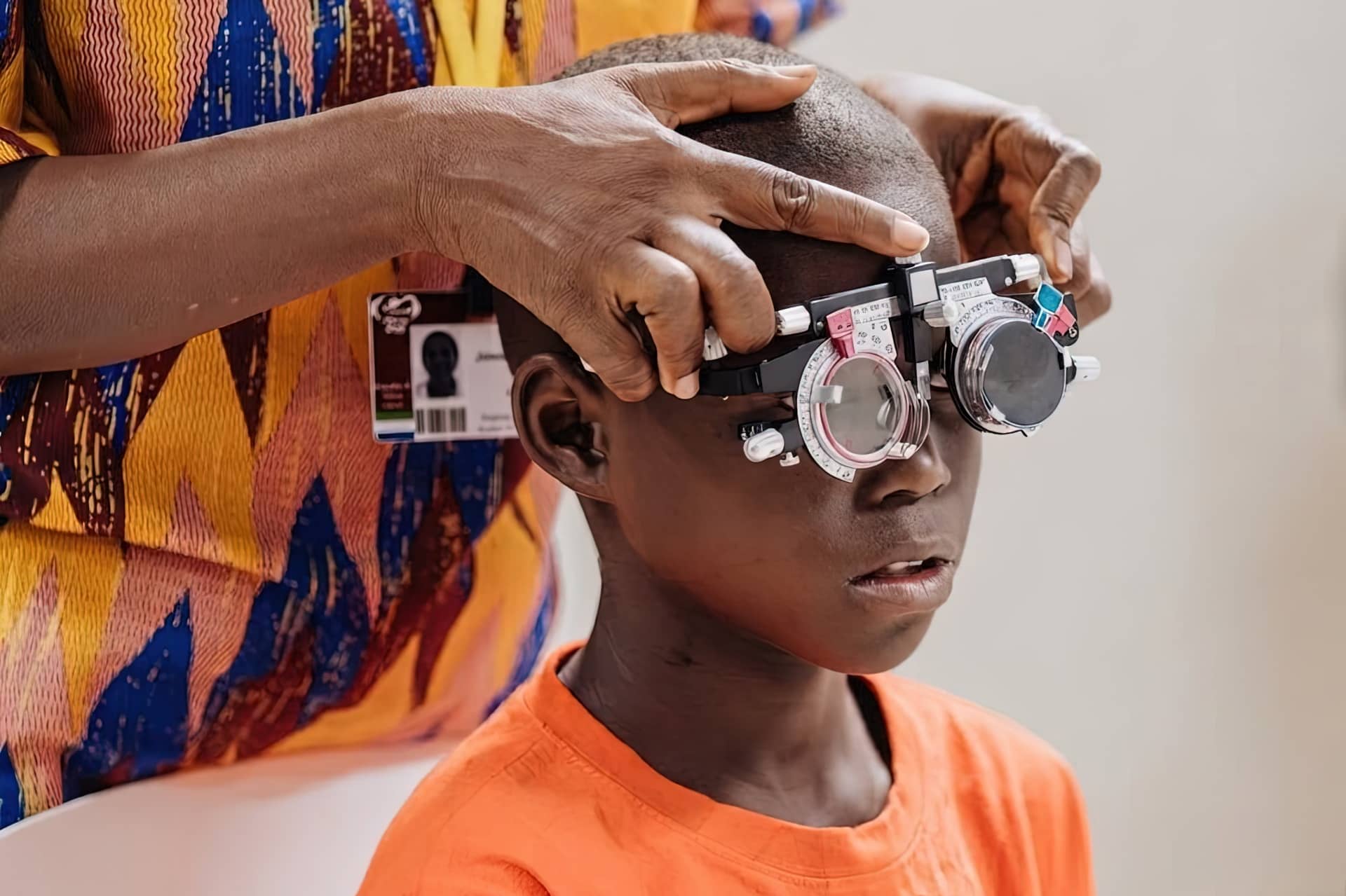 Ombord på Global Mercy™ upptäckte läkarna att medfödd grå starr var orsaken till att Abduls syn försämrades.