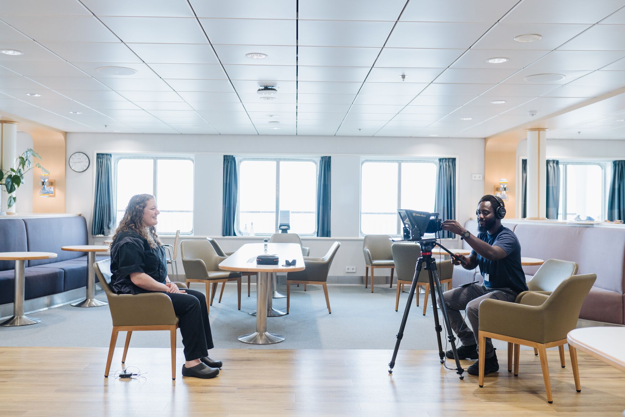 Eugene, som var van vid att arbeta självständigt som frilansande videofotograf i Ghana, upptäckte något helt annat ombord: ett internationellt kreativt team som förenade olika kulturer, perspektiv och kompetenser.