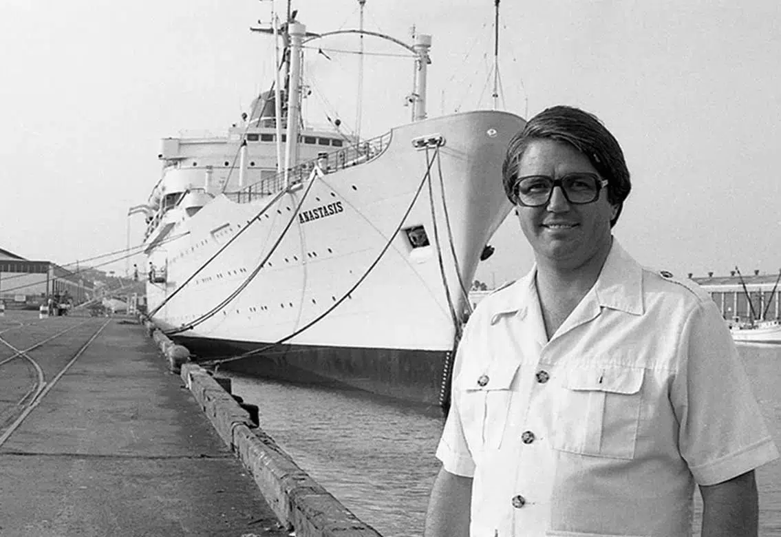 1978
Hur allt började
En familjs vision om att sprida hopp och läkning till sjöss utvecklades till en global rörelse där människor hjälper människor.