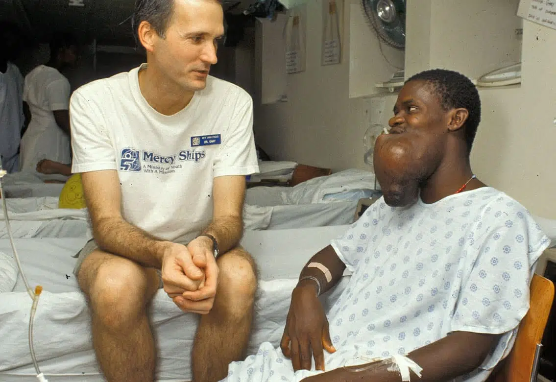 1992–2004
Patrick, Sierra Leone
En läkningsprocess som sluter cirkeln
Efter att ha genomgått en operation återvände Patrick senare till fartyget för att hjälpa andra patienter som tolk.